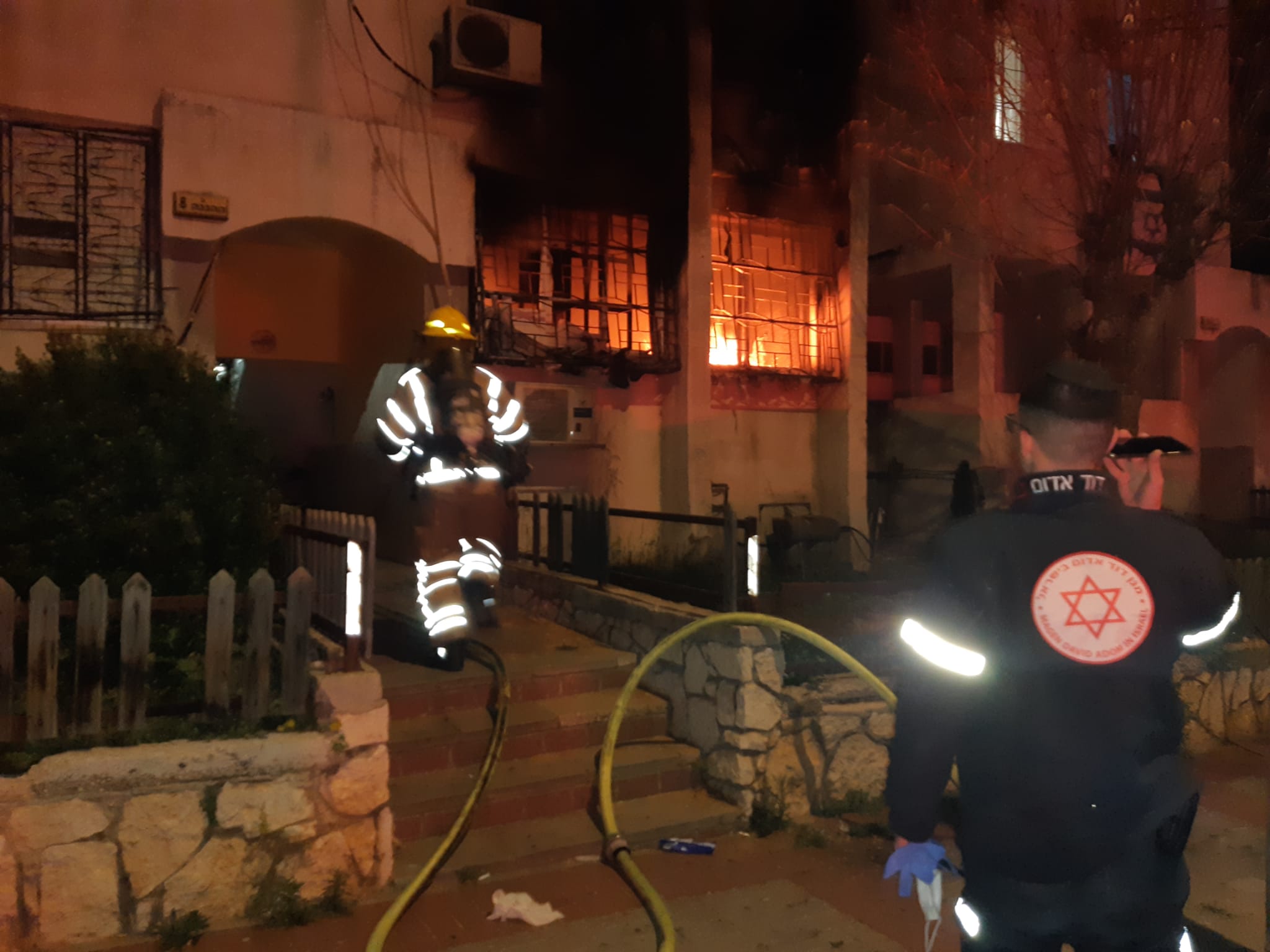 שריפה בקומה ה-1 ברחוב ההגנה באשדוד (צילום: ברוך הרשקוביץ תיעוד מבצעי מד"א)