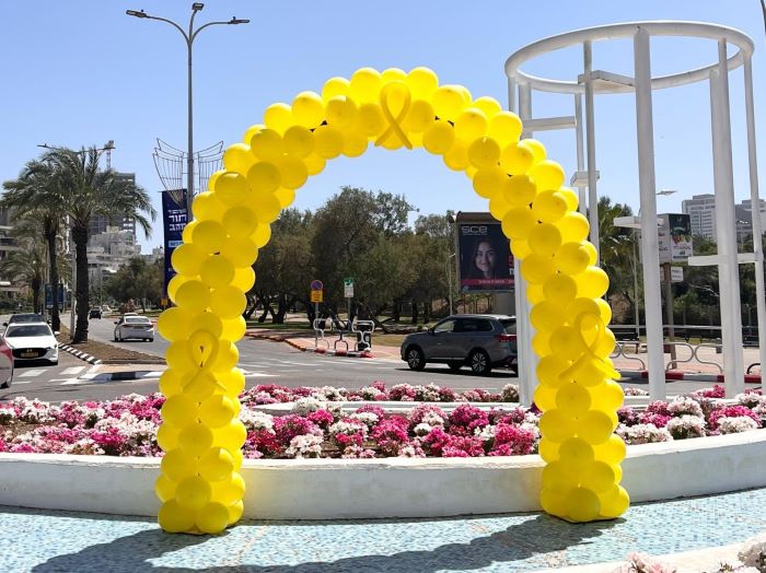 המיצג של 'אוראל בלונים' על הכיכר בכביש החוף באשדוד