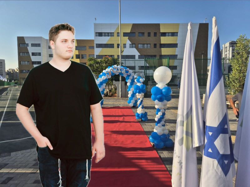 רואי יפרח (קרדיט: סהר אביסרור) על רקע בית הספר יגל אמית באשדוד