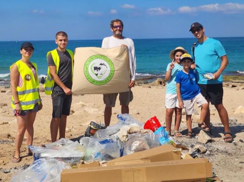 חלק מהמתנדבים בחוף חברת חשמל ביום שישי האחרון